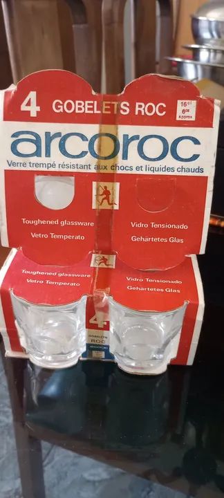 Conjunto de 8 copos da marca Arcoroc para aperitivo 