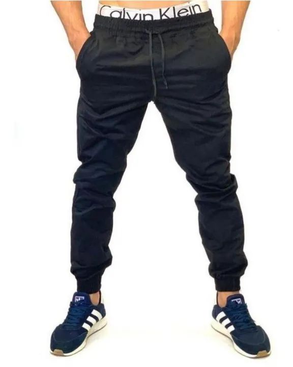 Calça jogger masculina em sarja com lycra 