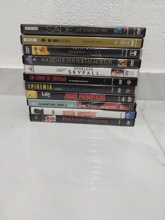 11 DVDs originais.