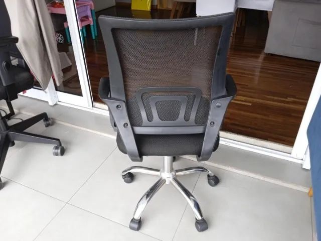 Cadeira de escritório giratória c/ braços e rodas em Plástico / Aço Preto - Foto 4