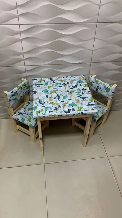 Mesa com estampa de dinossauro 
