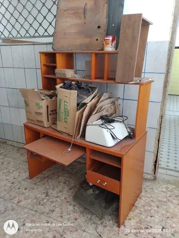 Escrivaninhas, 3u, madeira ou mdf, originais, bom estado. E outros.