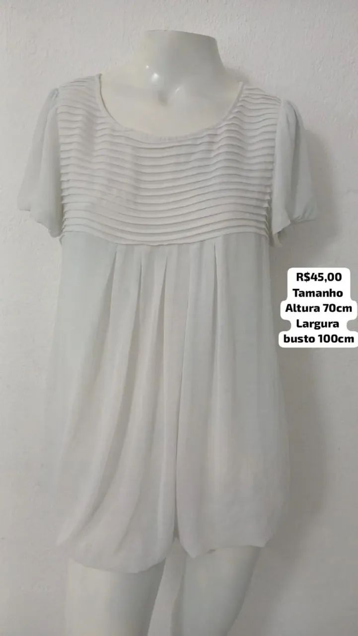 Blusa branca com detalhes drapeados