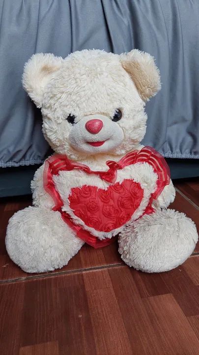 Urso de Pelúcia com Coração Vermelho