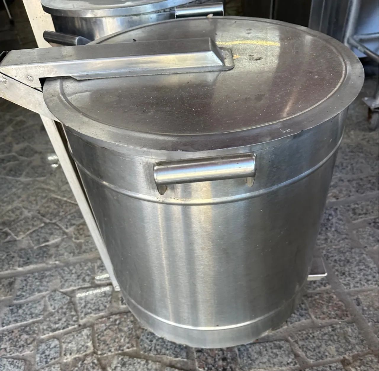 Lixeira Industrial em Aço Inox com Tampa