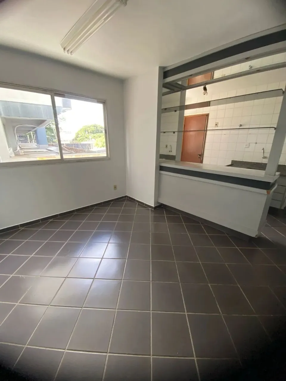 Apartamento sendo 01 Quarto suíte com banheira de hidromassagem e sacada, sala, cozinha co