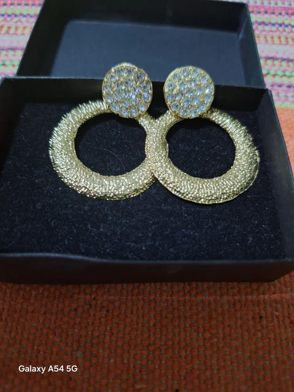 Brincos de argola folheado ouro 18 kl com pedras