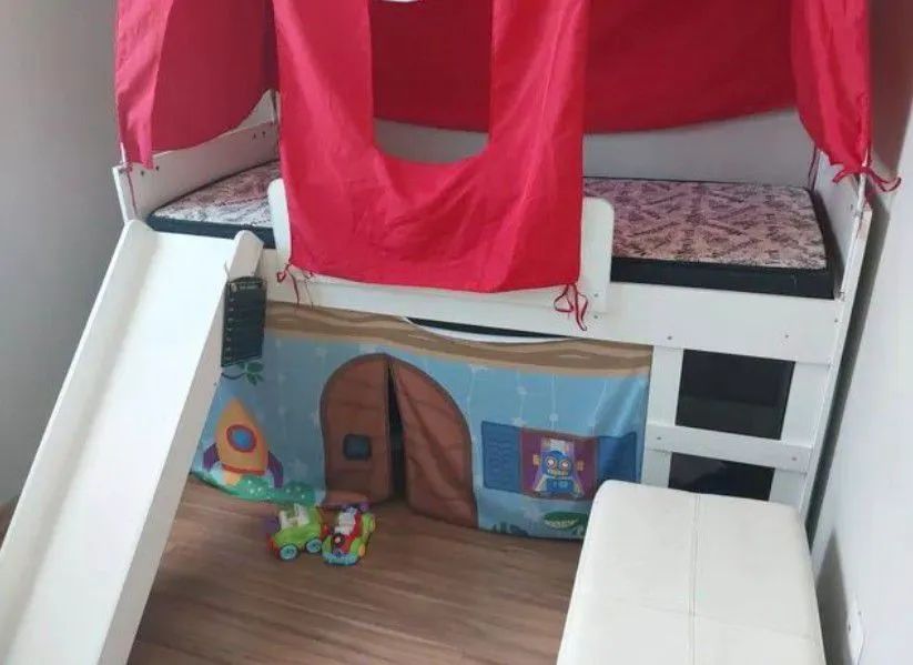 Cama infantil com escorregador e barraca