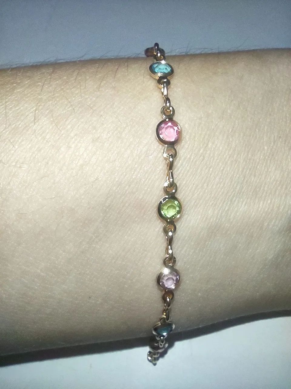 Pulseira de corrente fina com pedrinhas coloridas - Foto 3