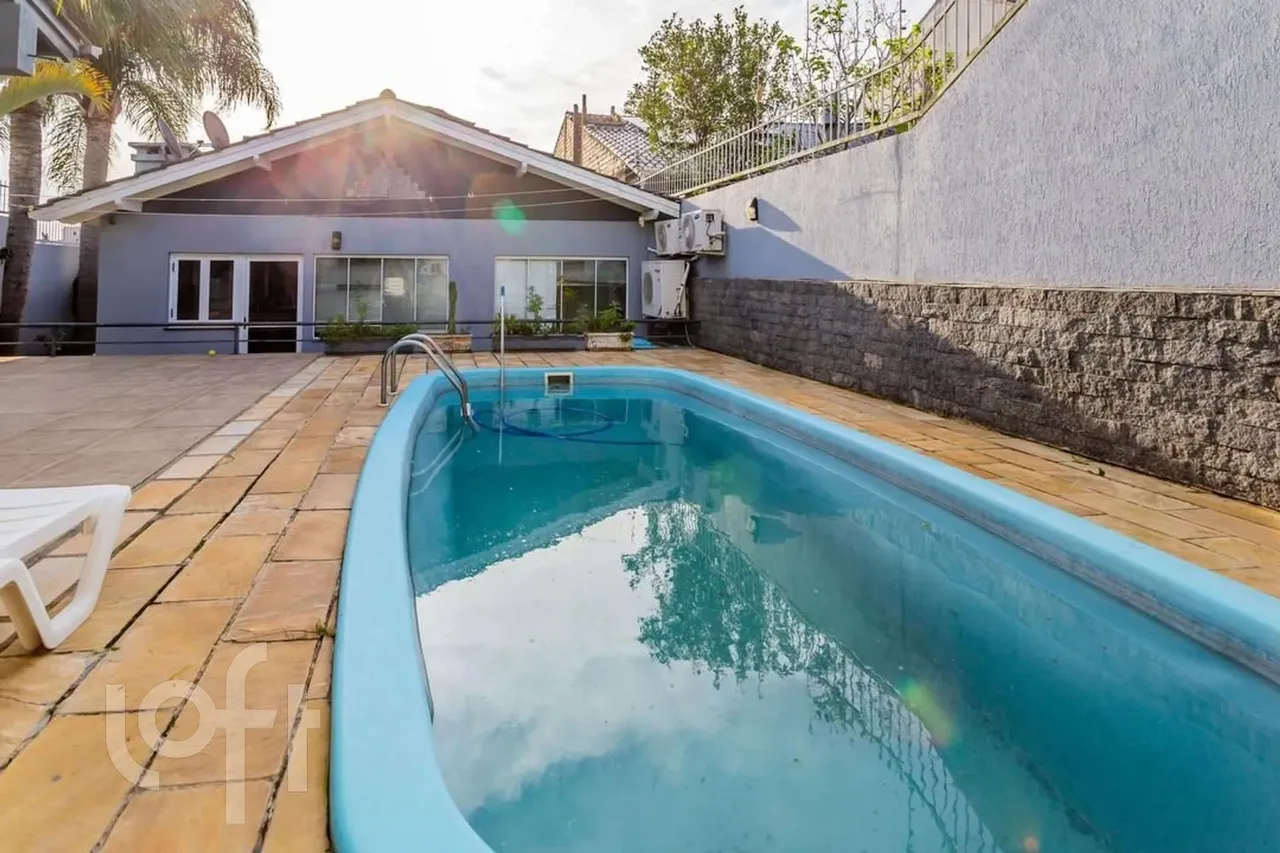 Casa à venda em Jardim Itu-Sabará com 200 m², 3 quartos, 3 suítes, 4 vagas
