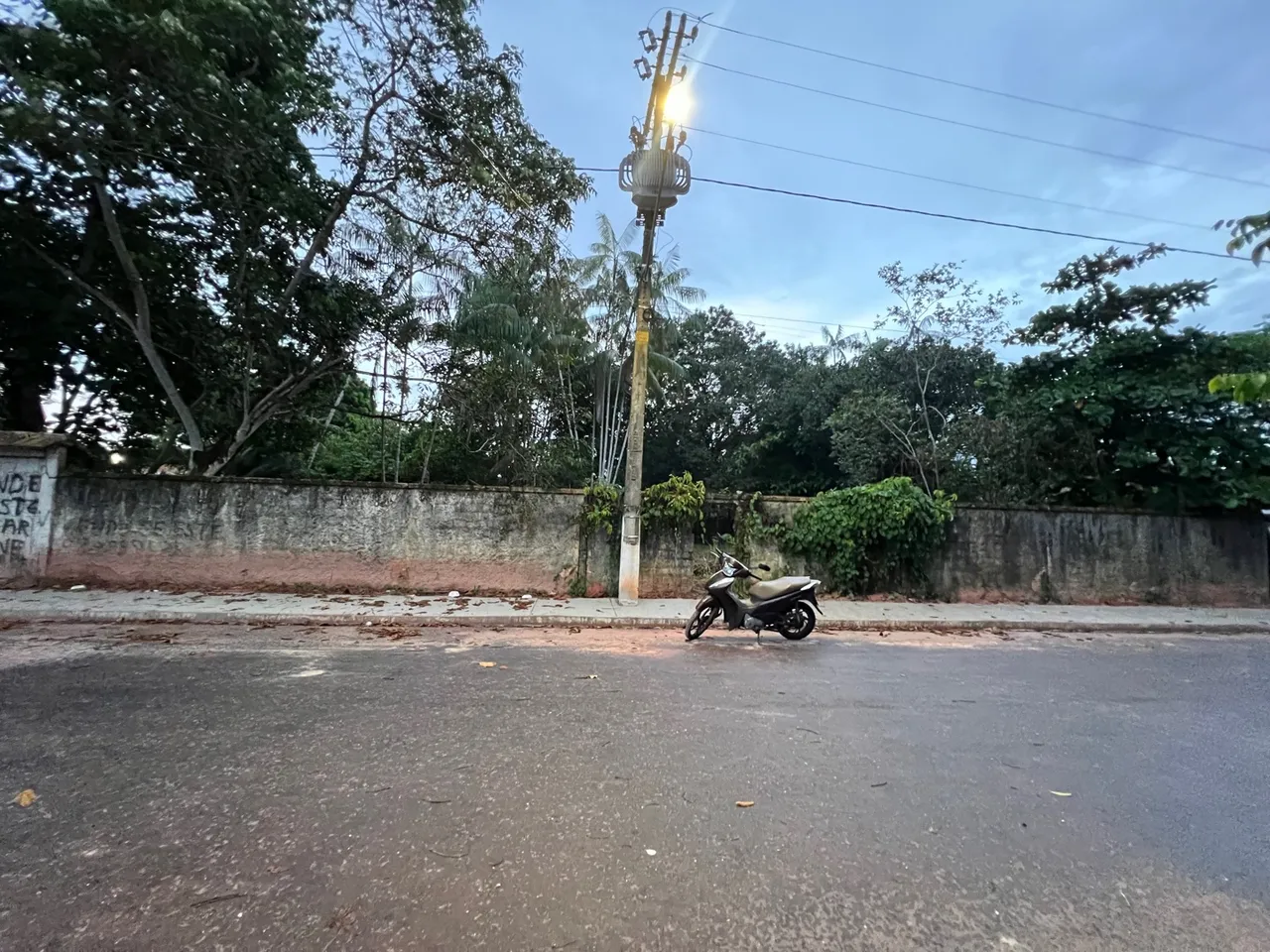 Vendo terreno grande murado no outeiro