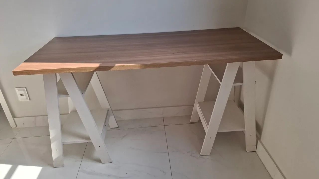 Escrivaninha moderna em madeira e branco