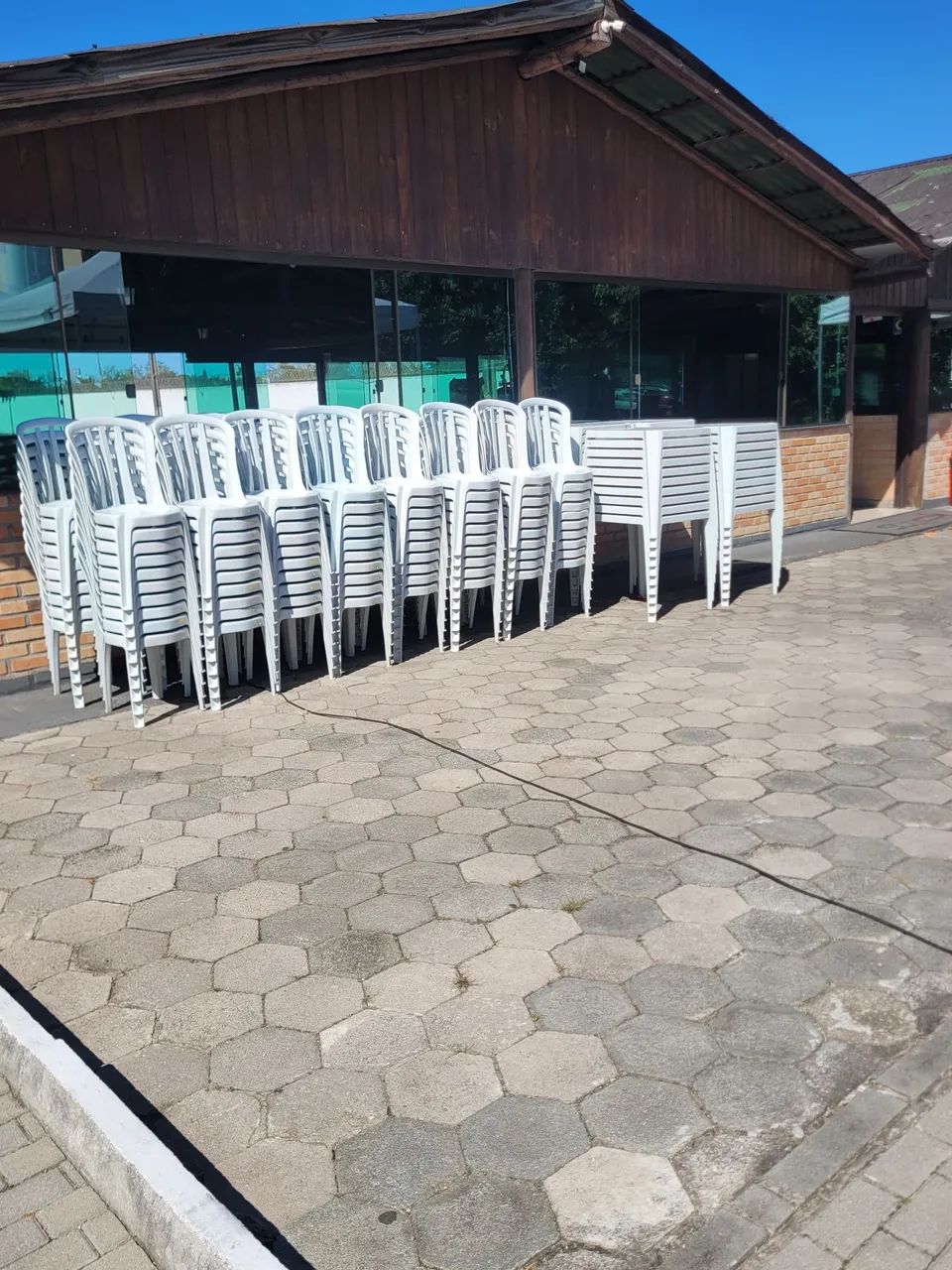 Mesas e cadeiras ( A l u g u e l )