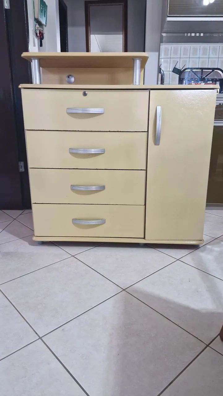 Cômoda de 4 gavetas com porta