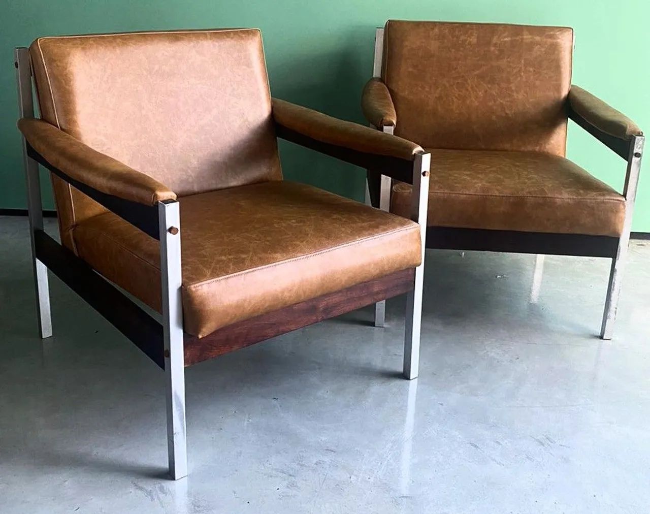 Antigo Par de Poltronas Moveis Cimo em Couro natural - Foto 3