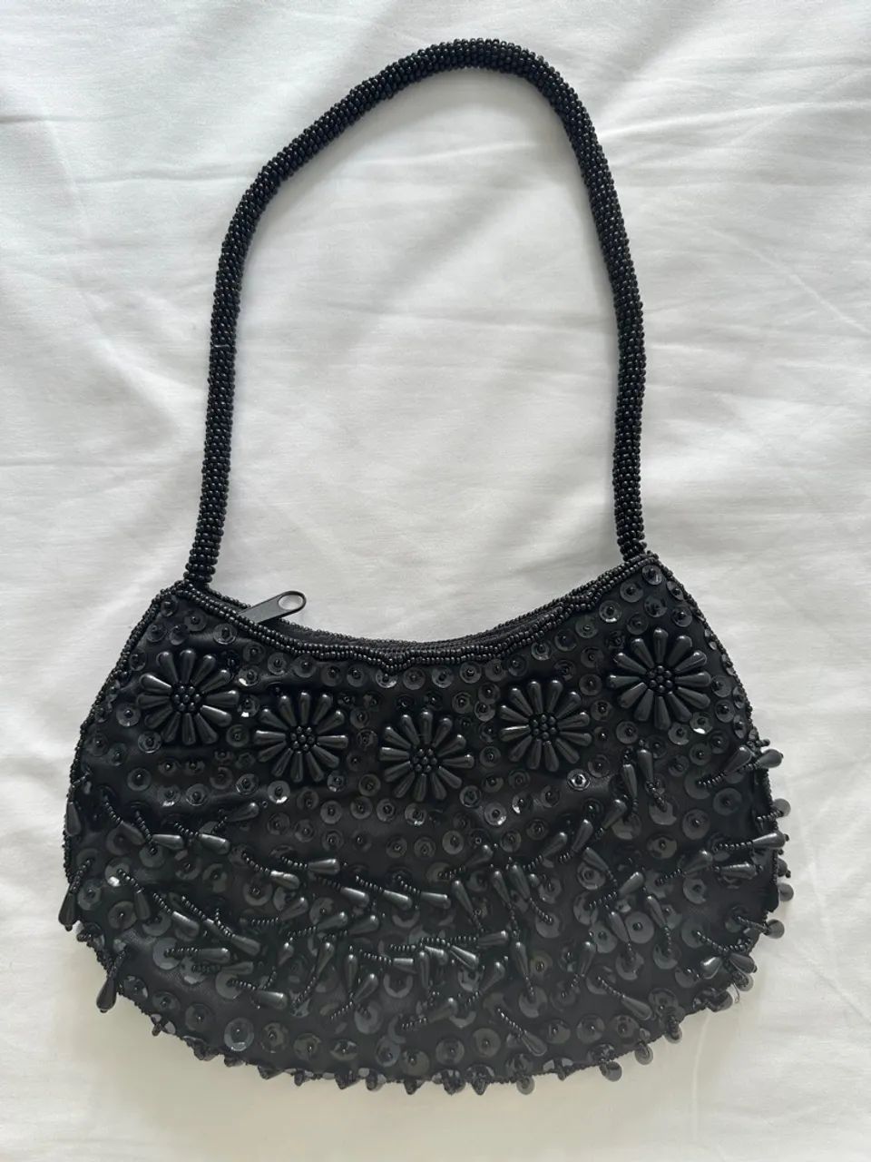 Bolsa de mão preta com detalhes em pedraria