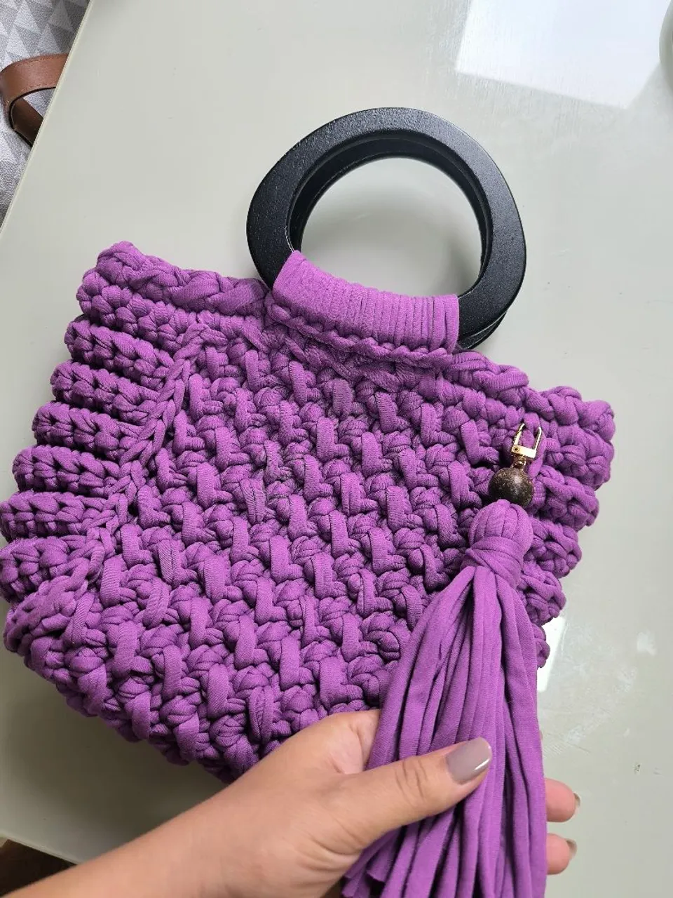 Bolsa de Mão Artesanal Roxo Vibrante com Detalhes