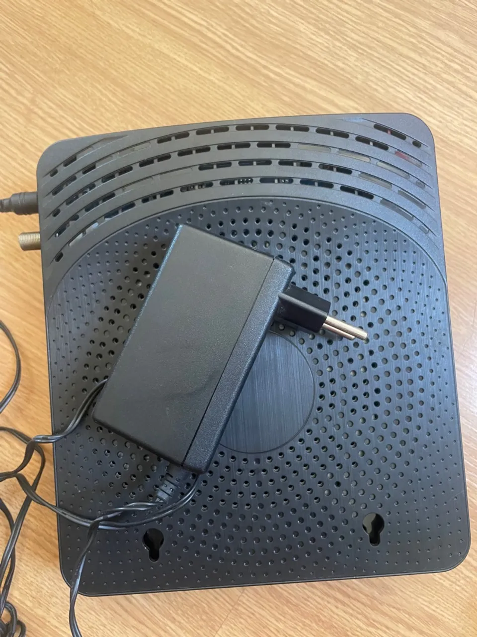 Roteador Wi-Fi com Fonte de Alimentação
