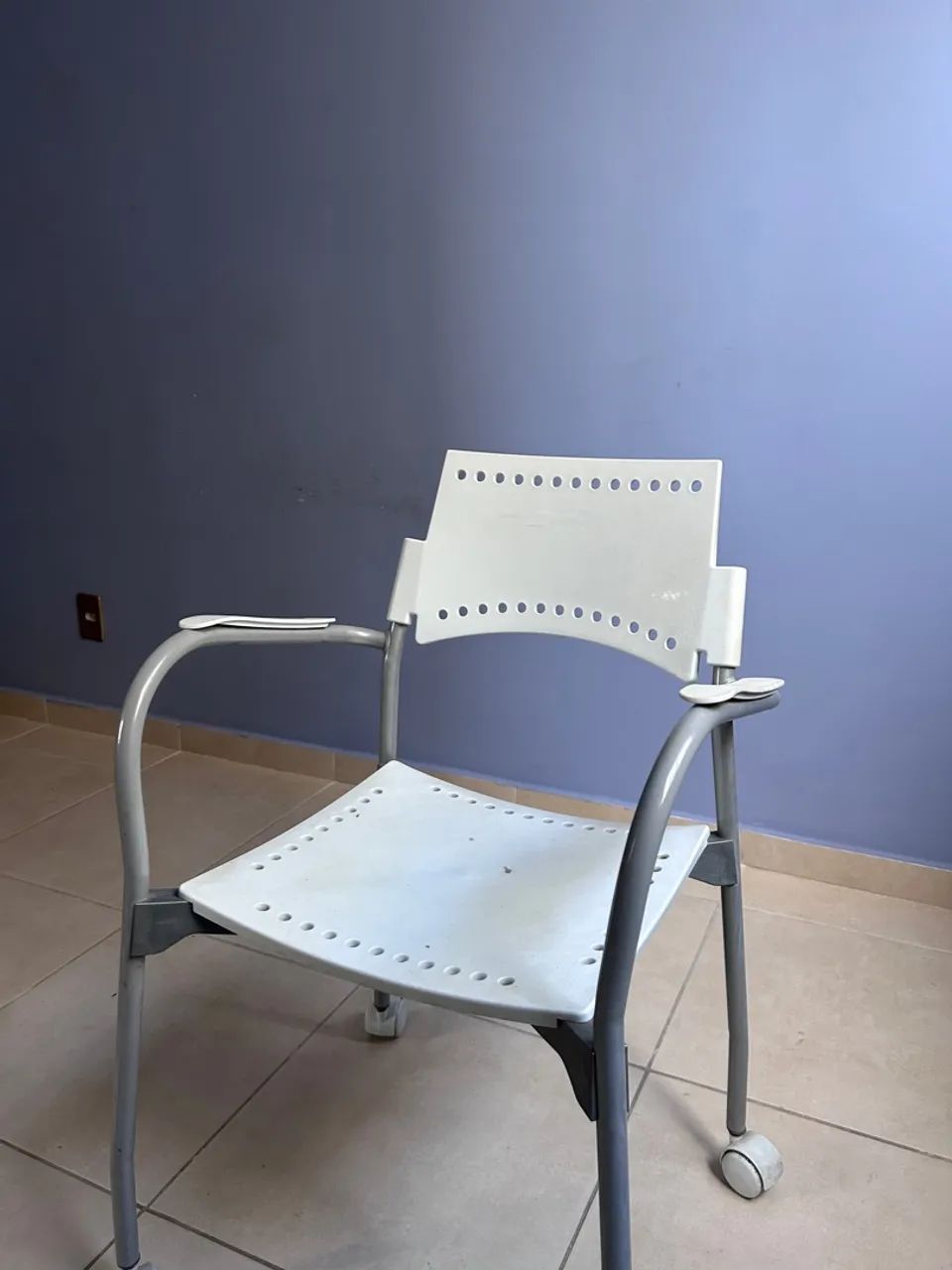 Cadeira de Escritório com Rodas