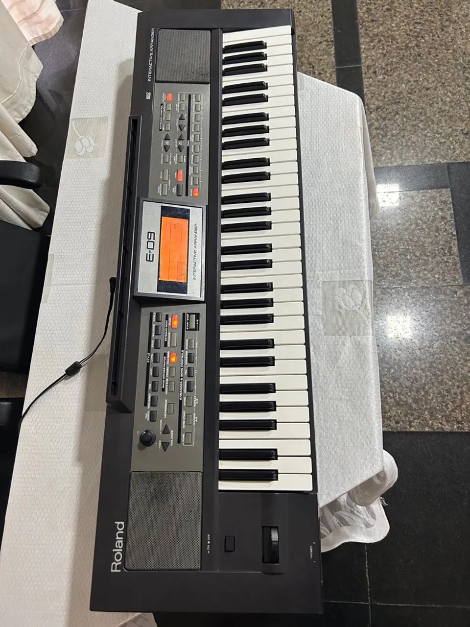 Teclado Roland E-09