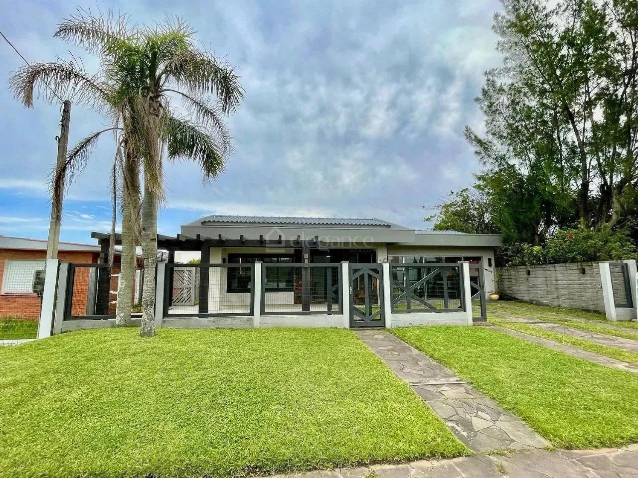 Casa próximo ao mar com três dormitórios no centro de Xangri-Lá. - Foto 2