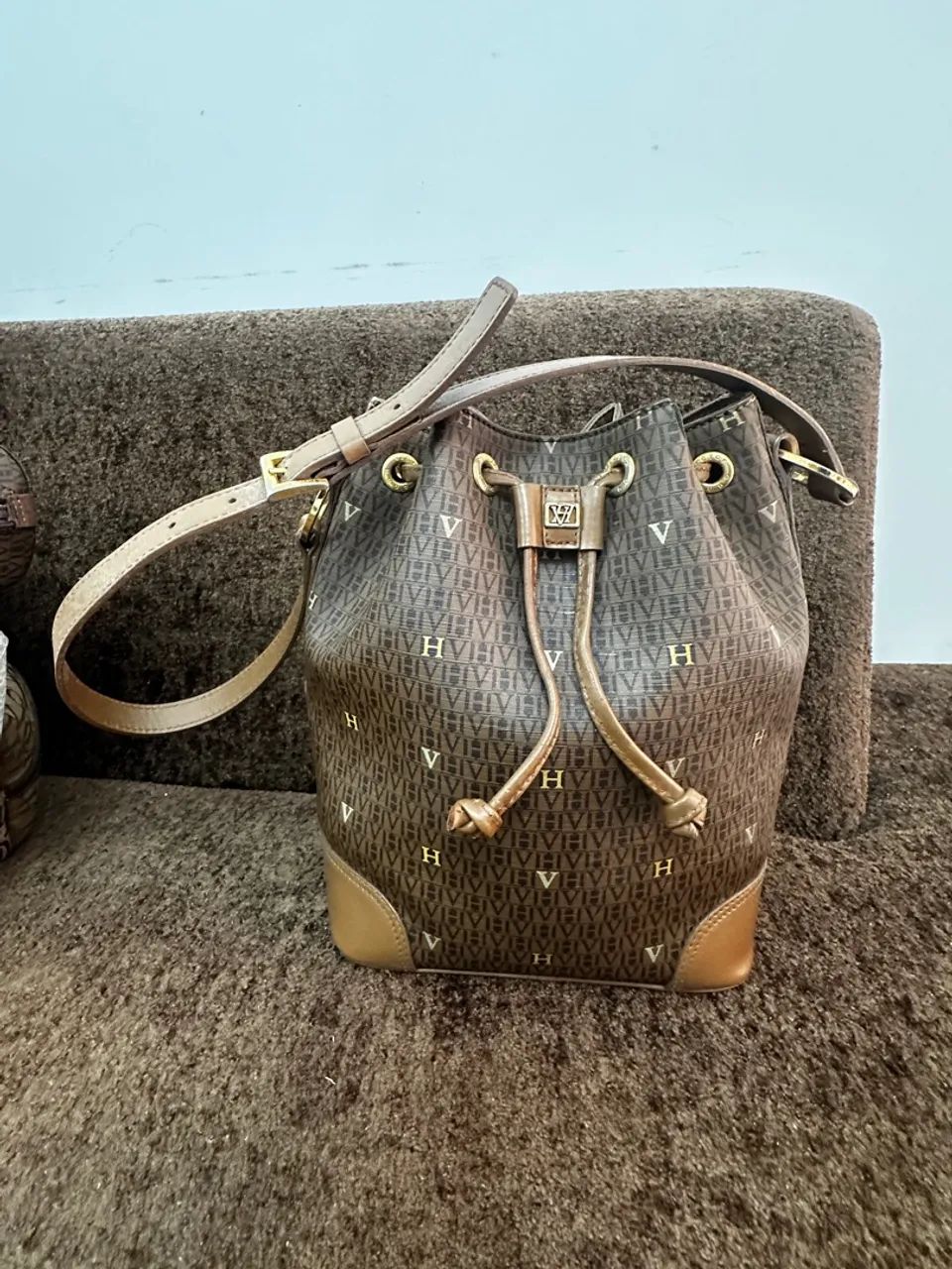 Bolsa Victor Hugo - Modelo Saco em couro 