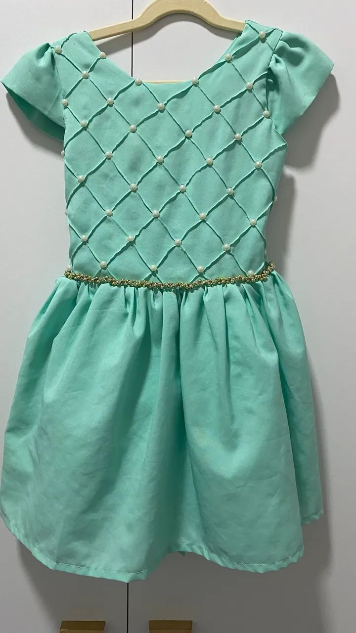 Vestido Infantil verde com cinto de pérolas