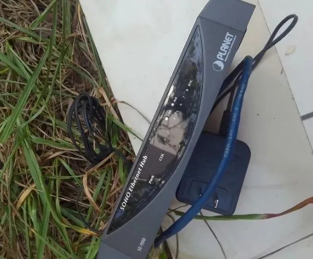 Hub ethernet Soho Planet 8 portas RJ-45 em perfeito estado - Foto 3