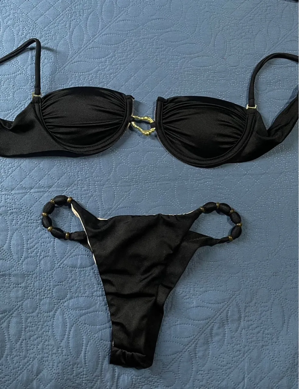 Biquíni Preto com Detalhes Dourados