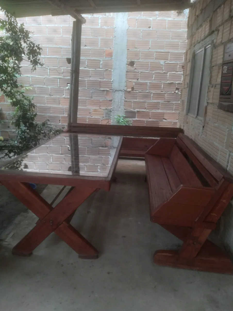 Mesa de madeira com tampo de vidro