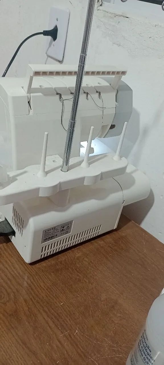 Máquina Ultralock Singer semi-nova!  - Foto 6