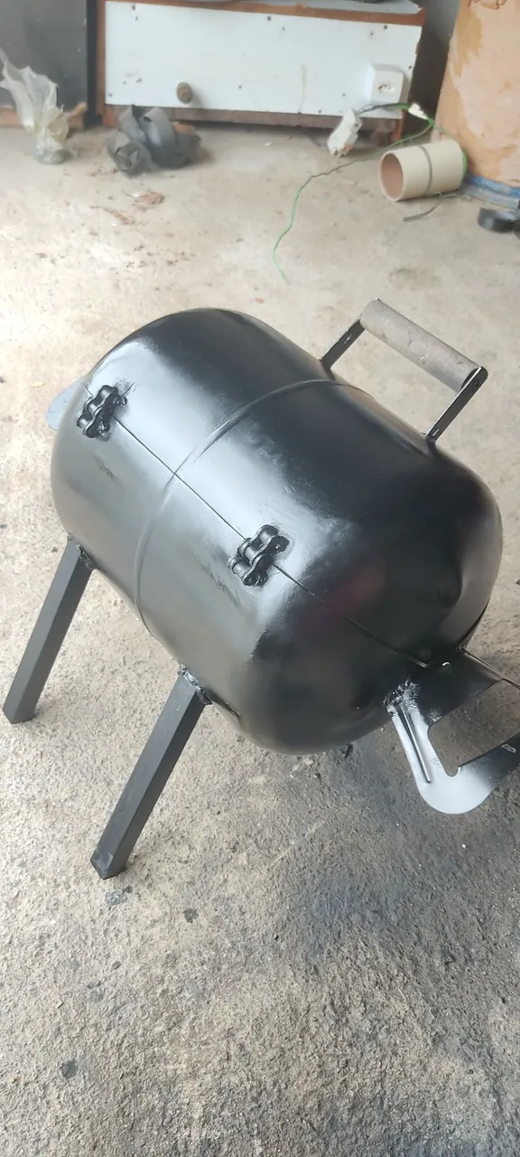 Churrasqueira artesanal feita de botijão de gás