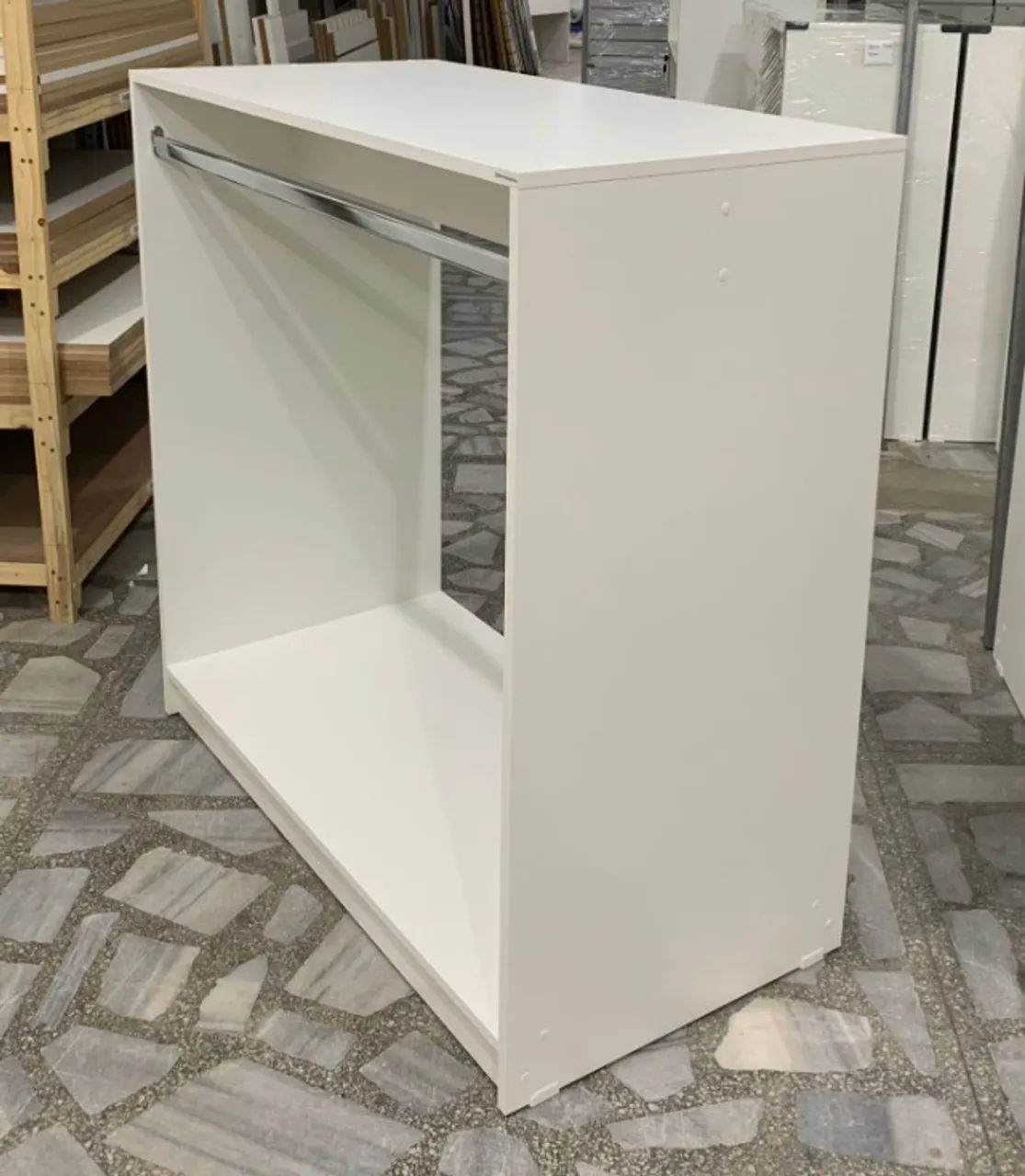 BALCÃO CENTRAL COM 2 ARARAS PARA LOJA DE ROUPA - Foto 3