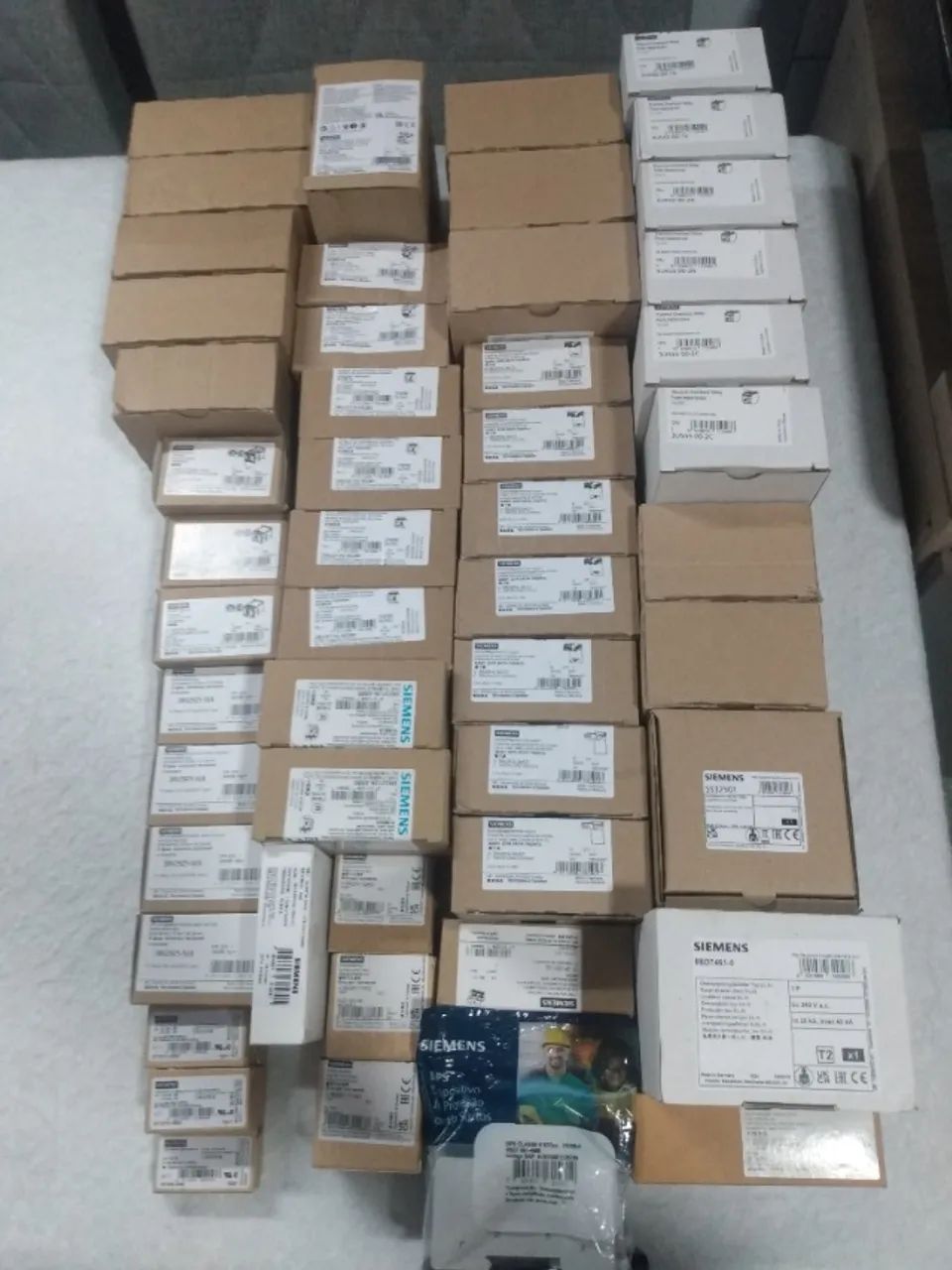 DISJUNTOR E RELÉ TÊRMICO MATERIAL ELÉTRICO PARA AUTOMAÇÃO