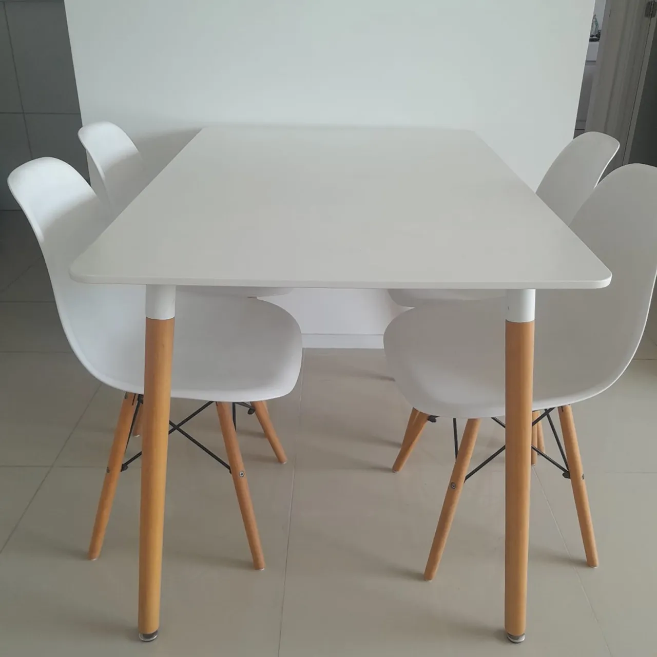 Mesa de Jantar com 4 Cadeiras Estilo Eiffel