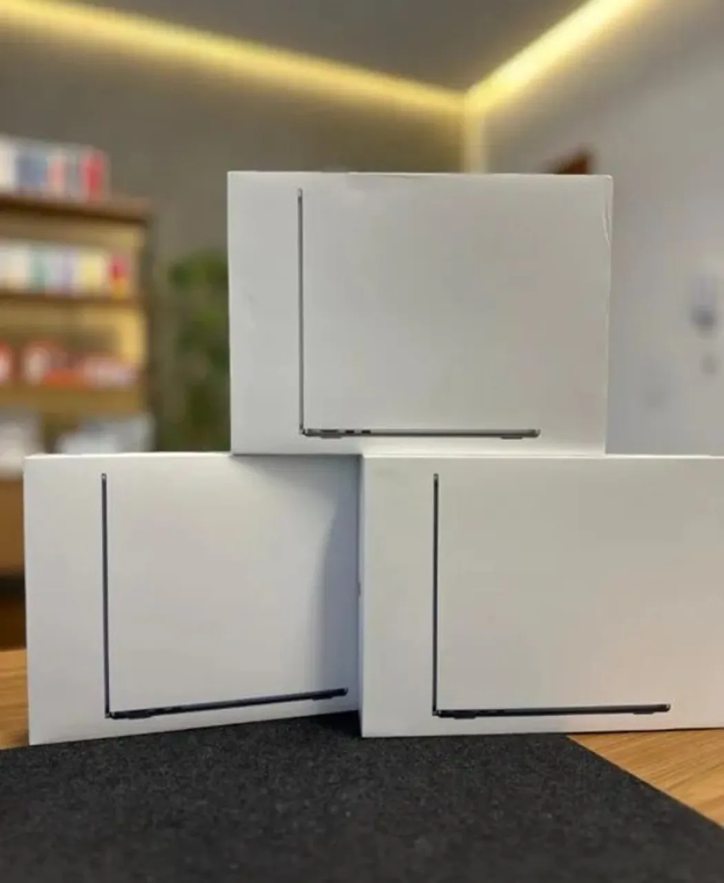 MacBook Air M2 16GB Lacrado Tela de 13.6