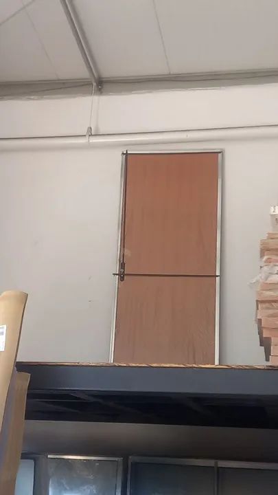 Porta de madeira completa. Com marco em alumínio e fechadura.  - Foto 2