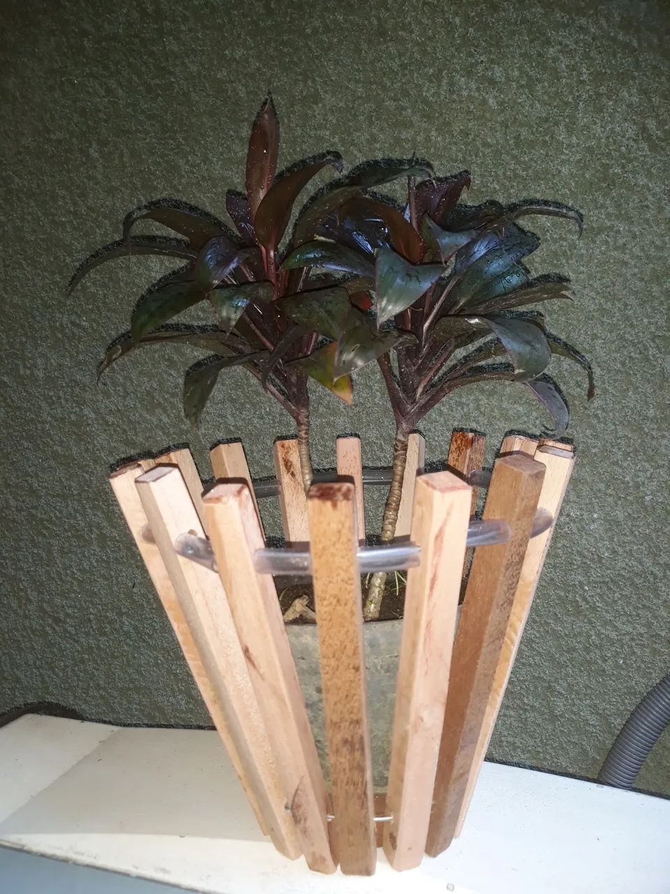 Lindo cachepô cônico de mesa 