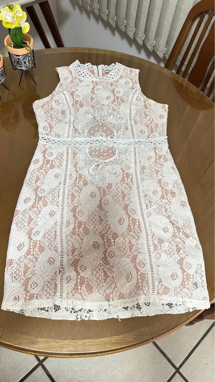 Vestido Branco de Renda Charmoso