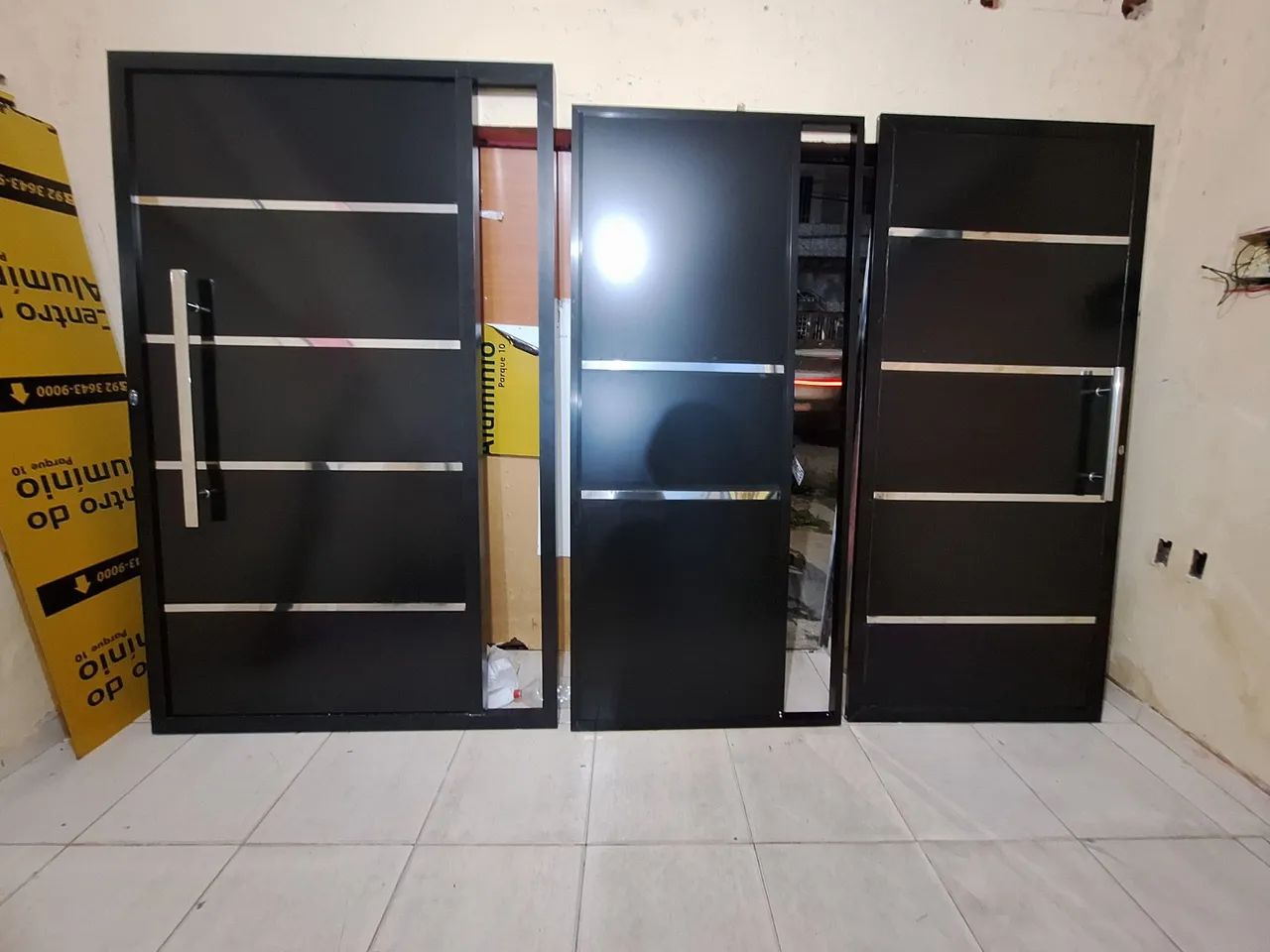 Porta de entrada em acm preto com puxador de aço inox - Foto 5