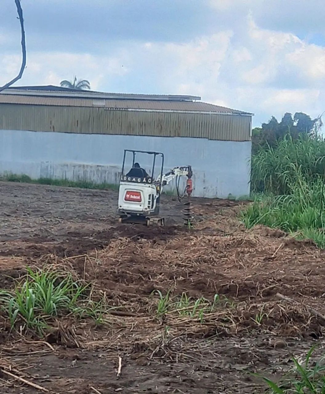 Mini escavadeira compacta Bobcat E20 e implementos  - Foto 4