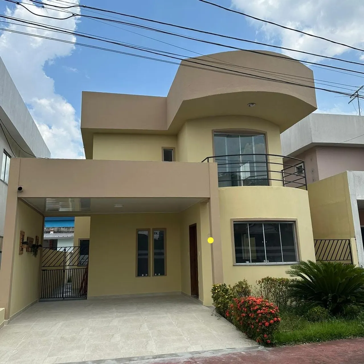 ALUGO AMPLA CASA COM DOIS PAVIMENTOS E FINO ACABAMENTO EM CONDOMONIO FECHADO, APROVEITE !