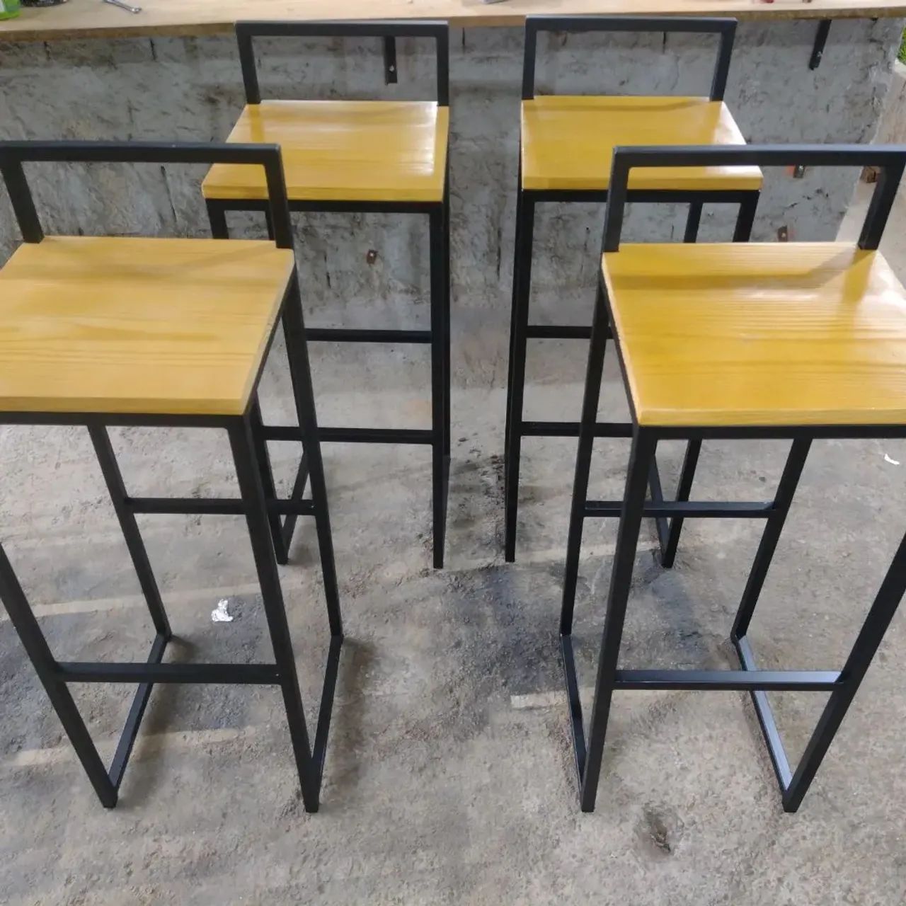 Conjunto de 4 Banquetas de Ferro com Assento de Madeira