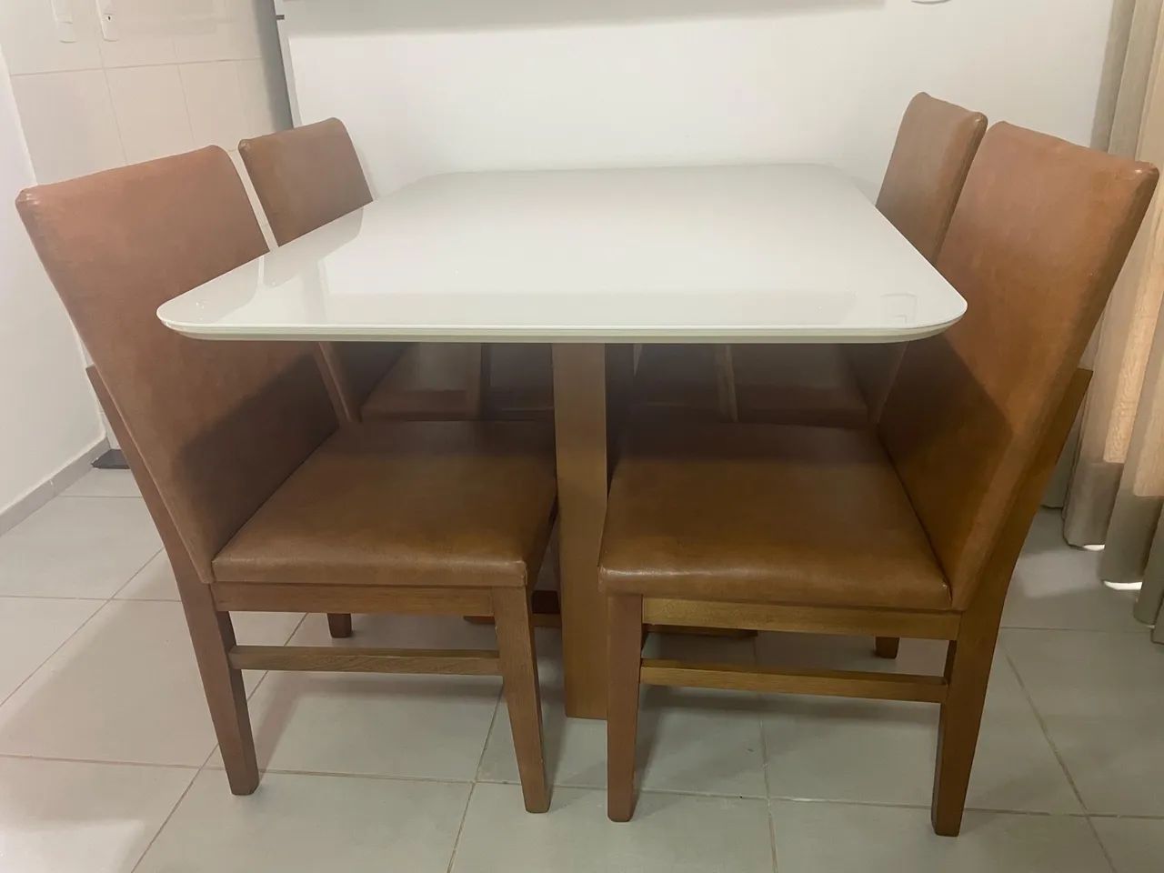 Mesa de Jantar com 4 Cadeiras em madeira 