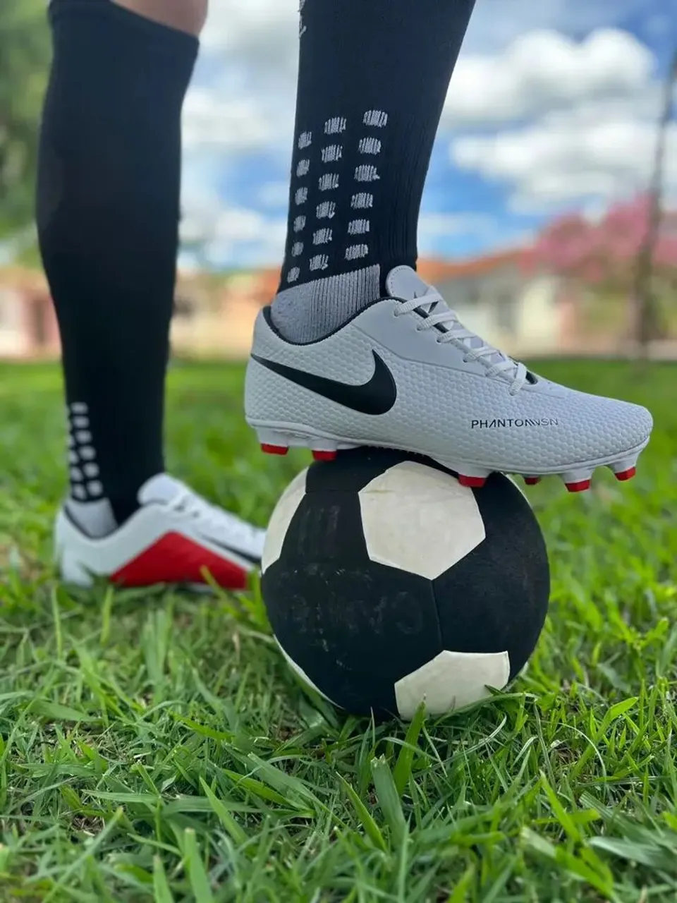 Chuteira Nike Phantom Masculina - Conforto e Estilo em Campo!