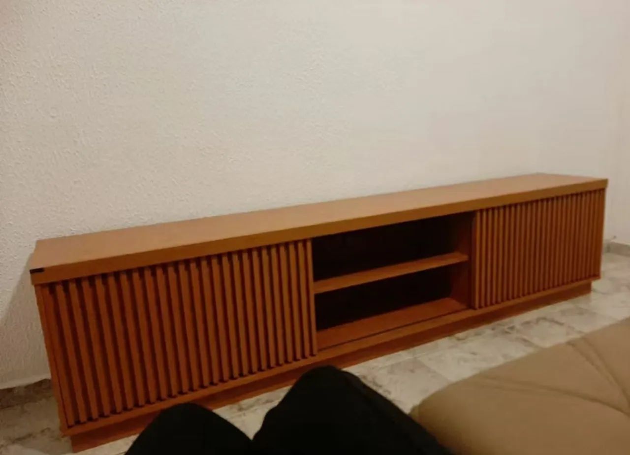 Rack 2,20m elegante com portas ripadas - ideal para sala moderna - Foto 2