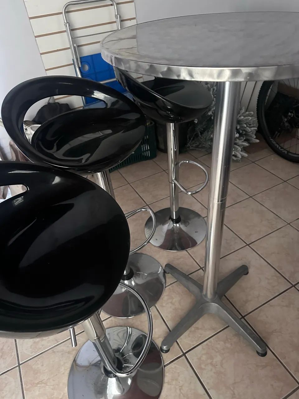Mesa e banquetas - Foto 5
