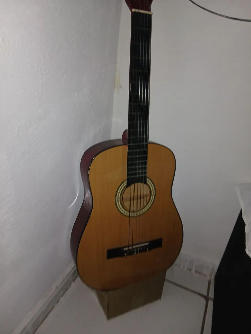 Violão, em perfeito estado, precisa trocar uma corda