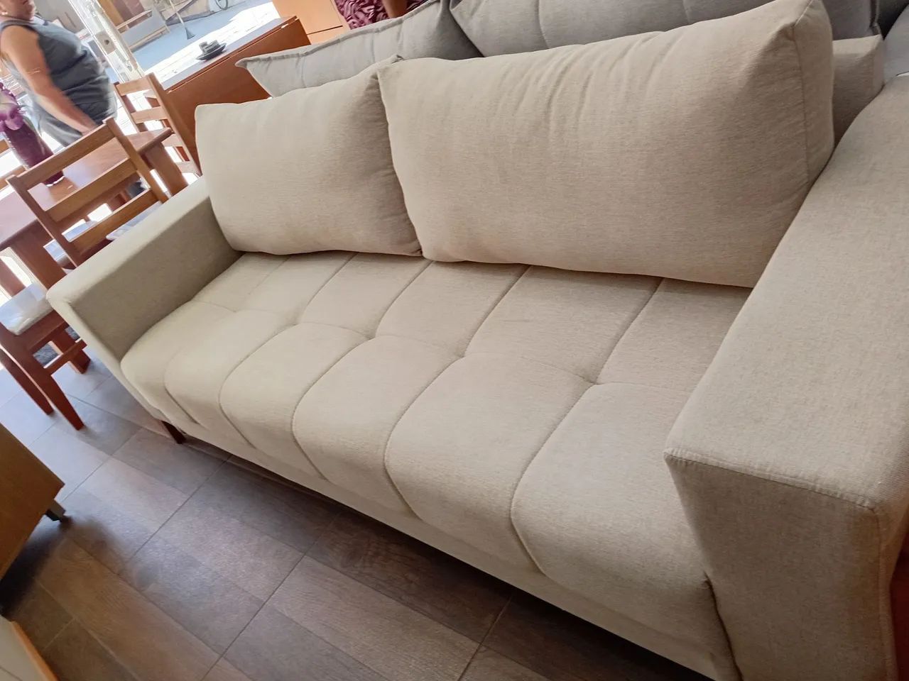 Vendo sofá de Linho Cru de 5 lugares e pés em madeira .