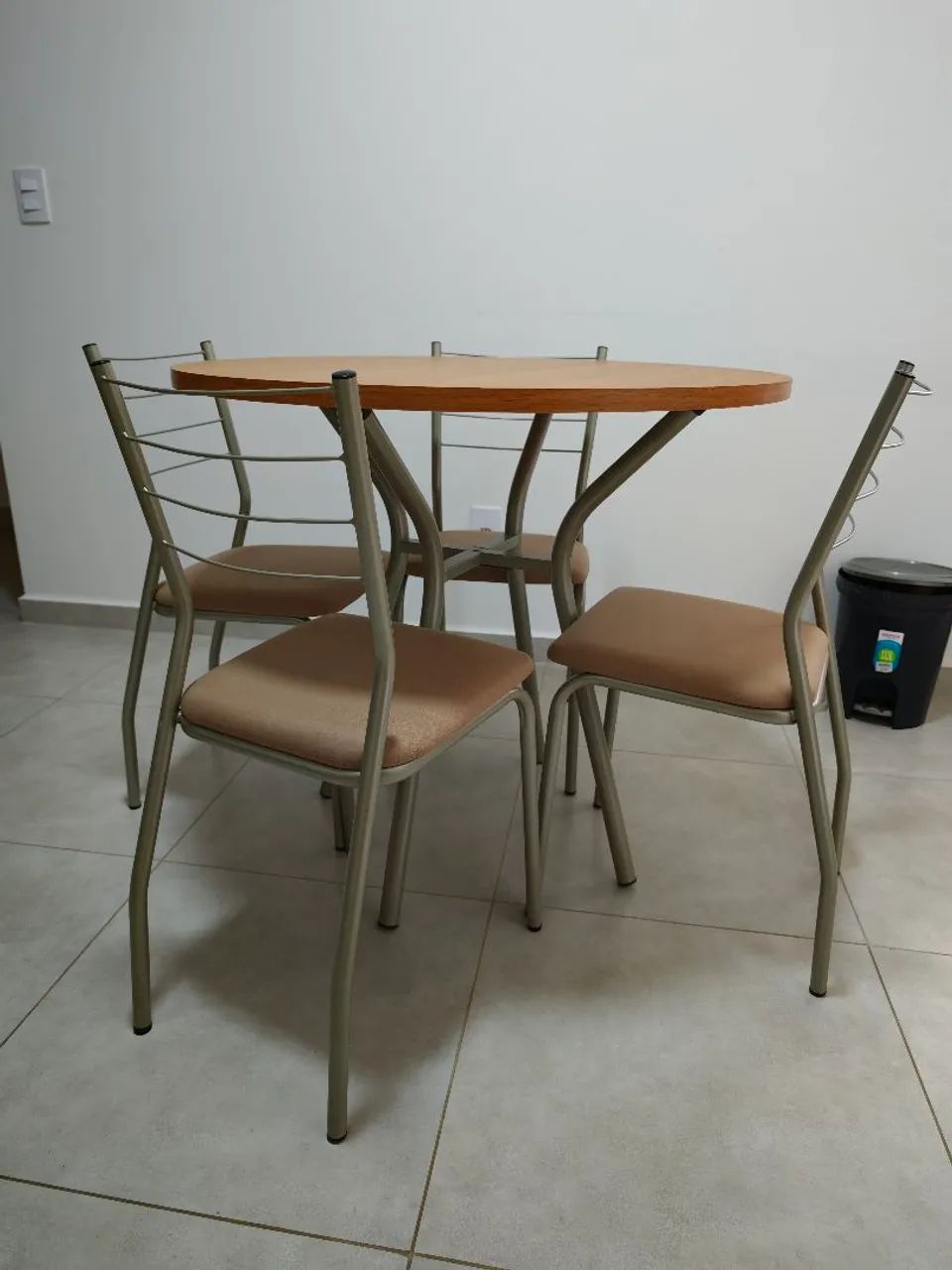 Mesa com 4 cadeiras - Foto 2